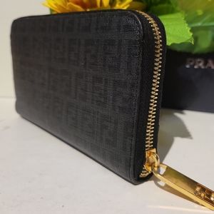 ✴️FENDI✴️ Zippy Long Wallet ✨️ Authentic✨️